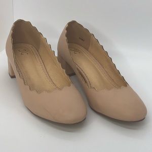 Journee Collection Scallop Edge Kitten Heel Pumps